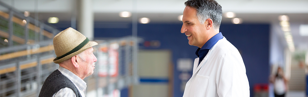 Dr. Rudolf Nadjar im Gespräch mit Patient