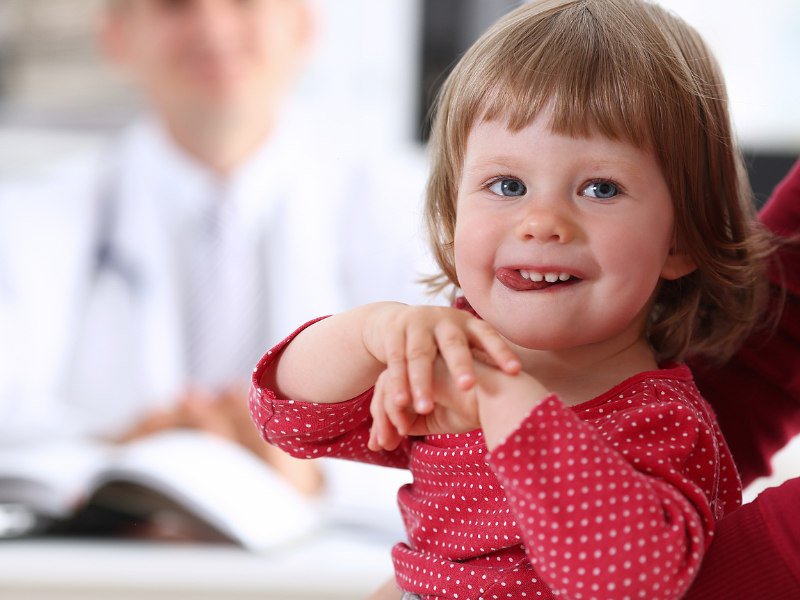Kleines Mädchen beim Arzt